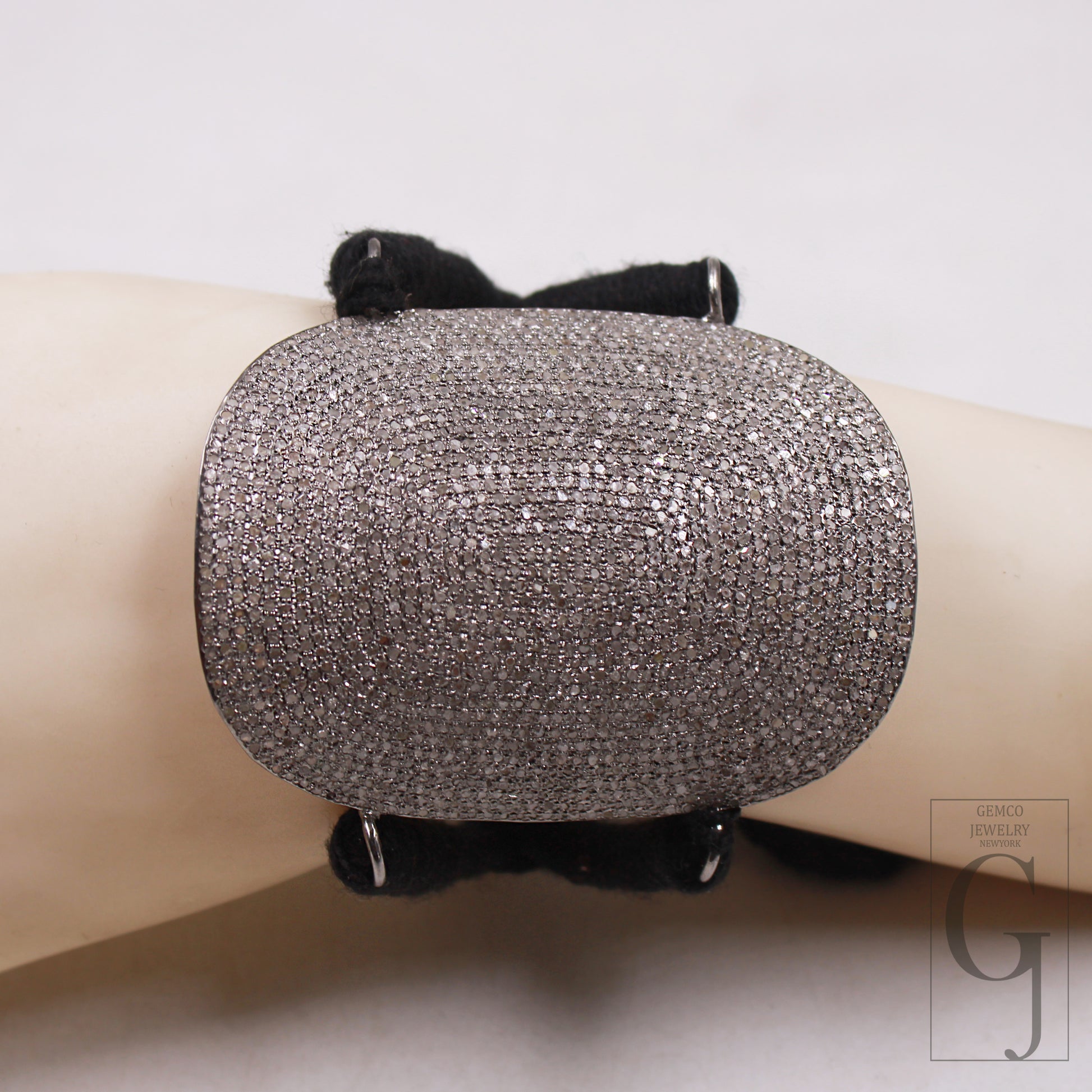 Flat diamond bracelet with adjustable fit