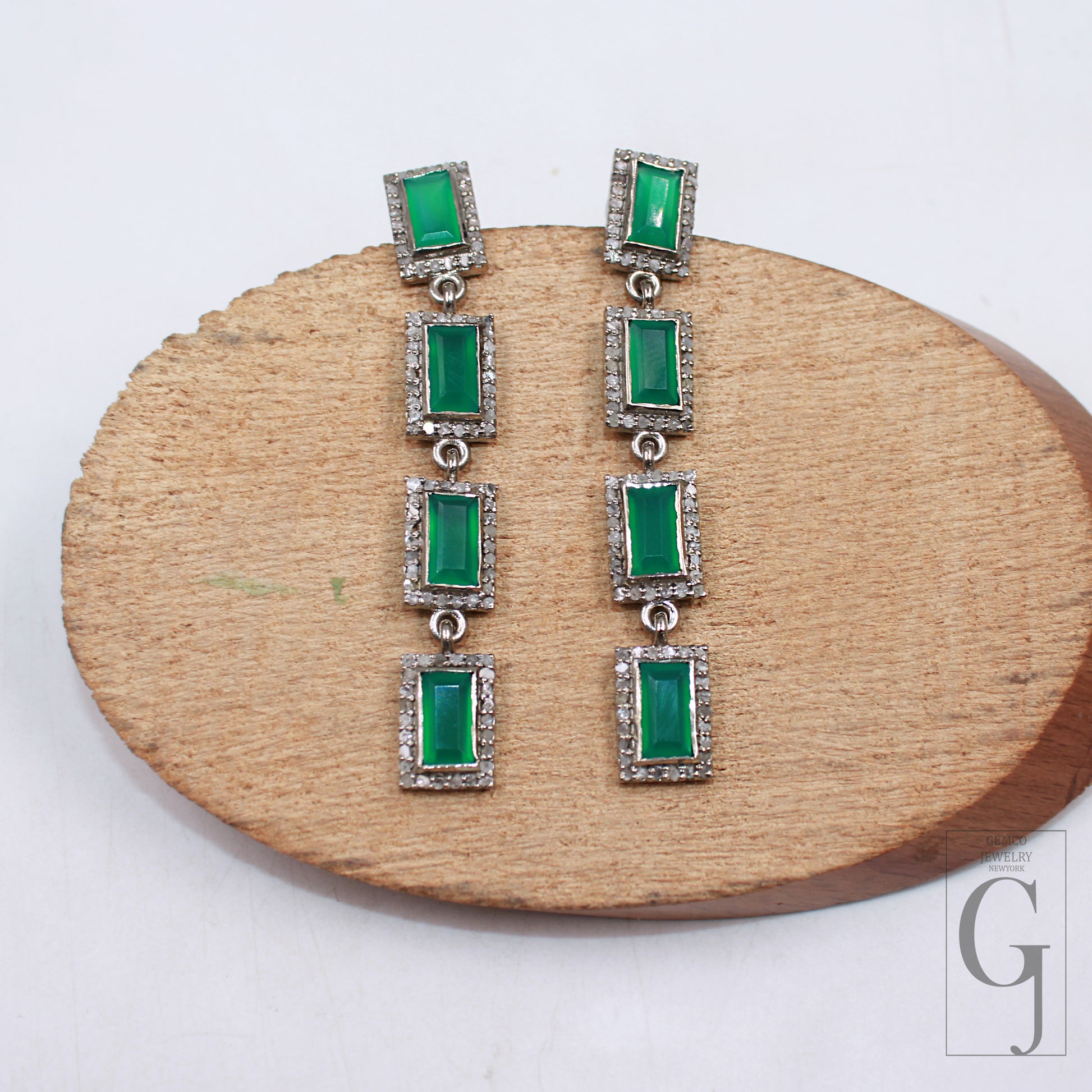 Green onyx earrings with vintage design