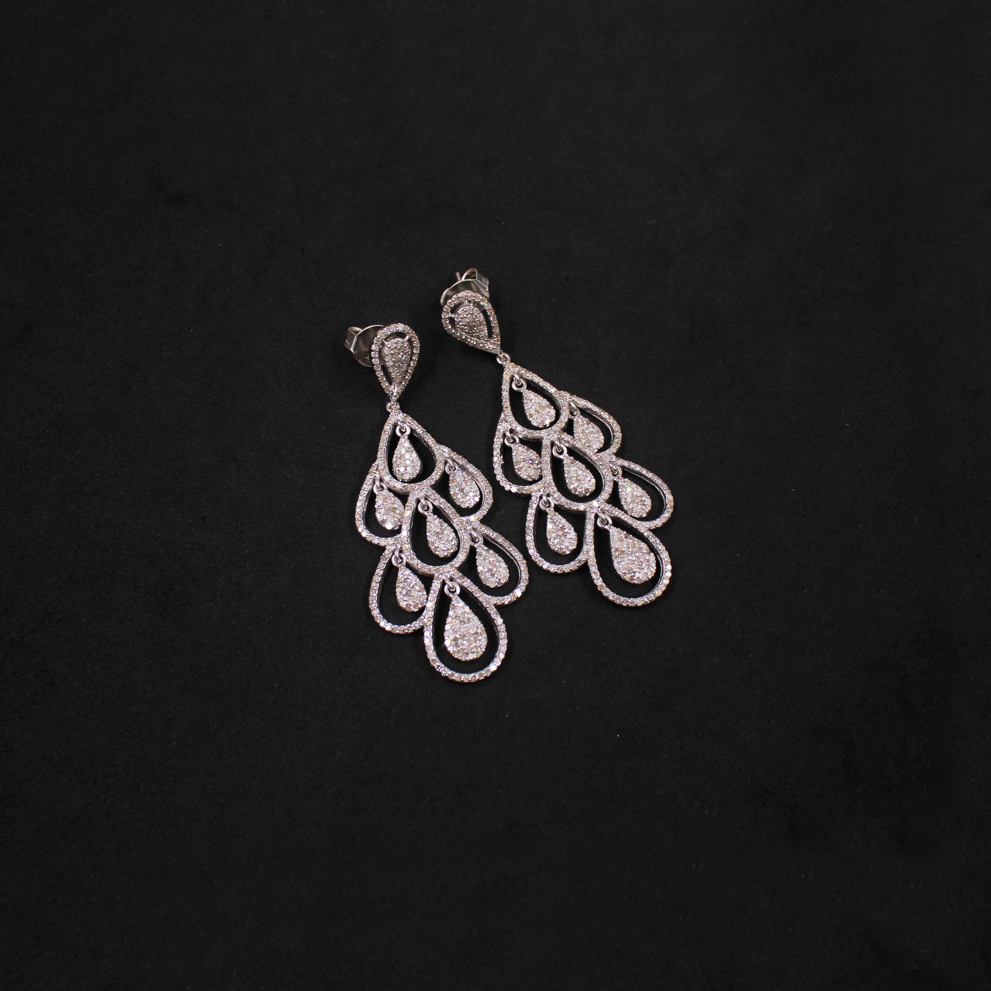 Elegant teardrop design with sparkling diamonds