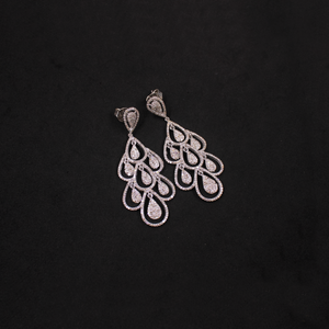 Elegant teardrop design with sparkling diamonds