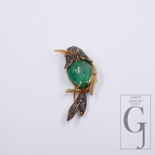 Close-up of emerald bird brooch with rosecut diamonds
