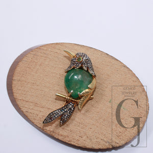 Emerald gemstone bird-shaped brooch in gold finish