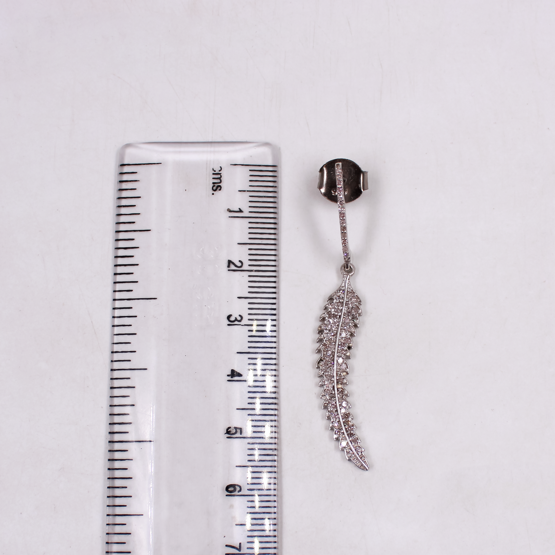 Sparkling nature-inspired earrings with pave diamonds