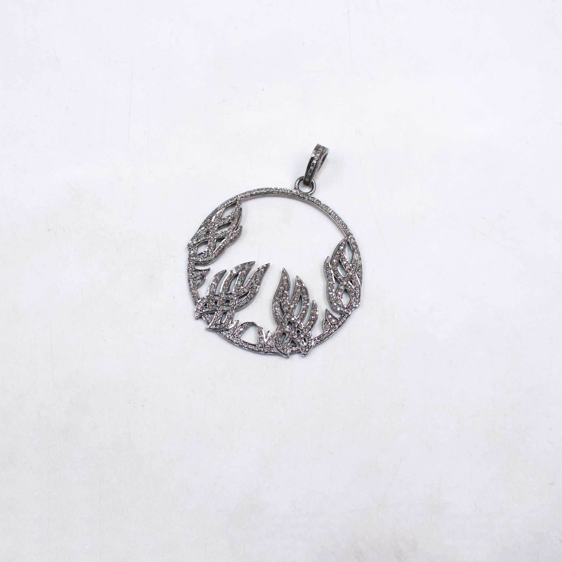 Elegant pendant with natural diamonds and vintage design