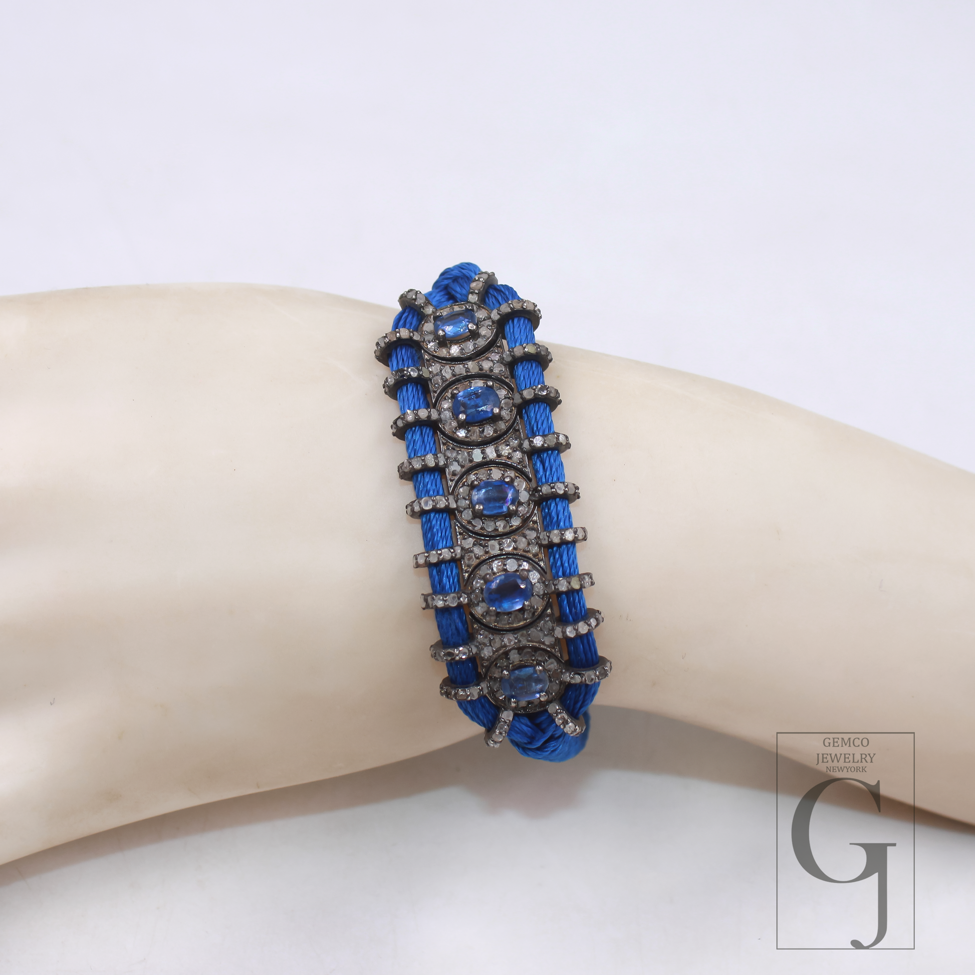 Adjustable kyanite thread bracelet with diamond sparkle