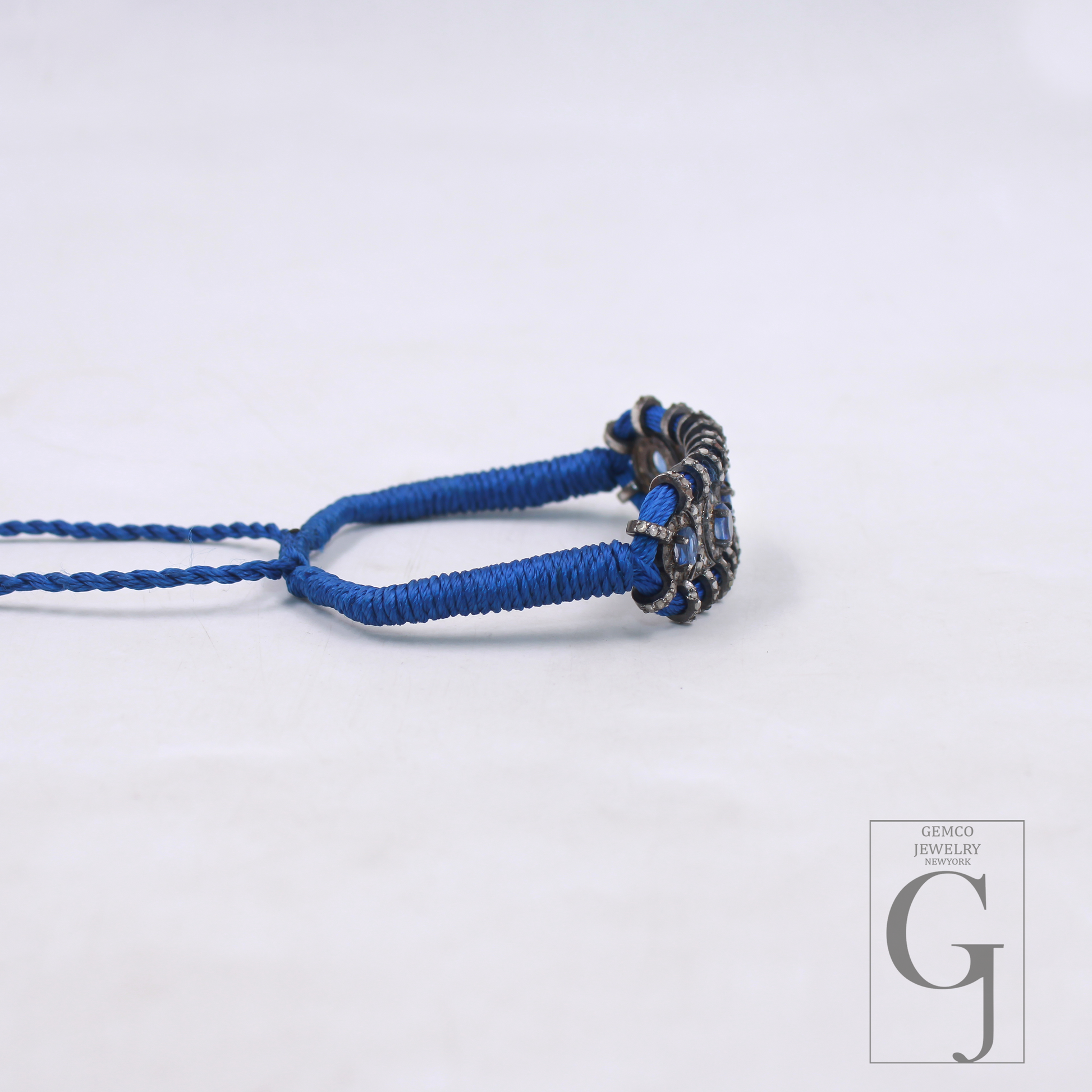 Blue kyanite thread bracelet handcrafted with silver details