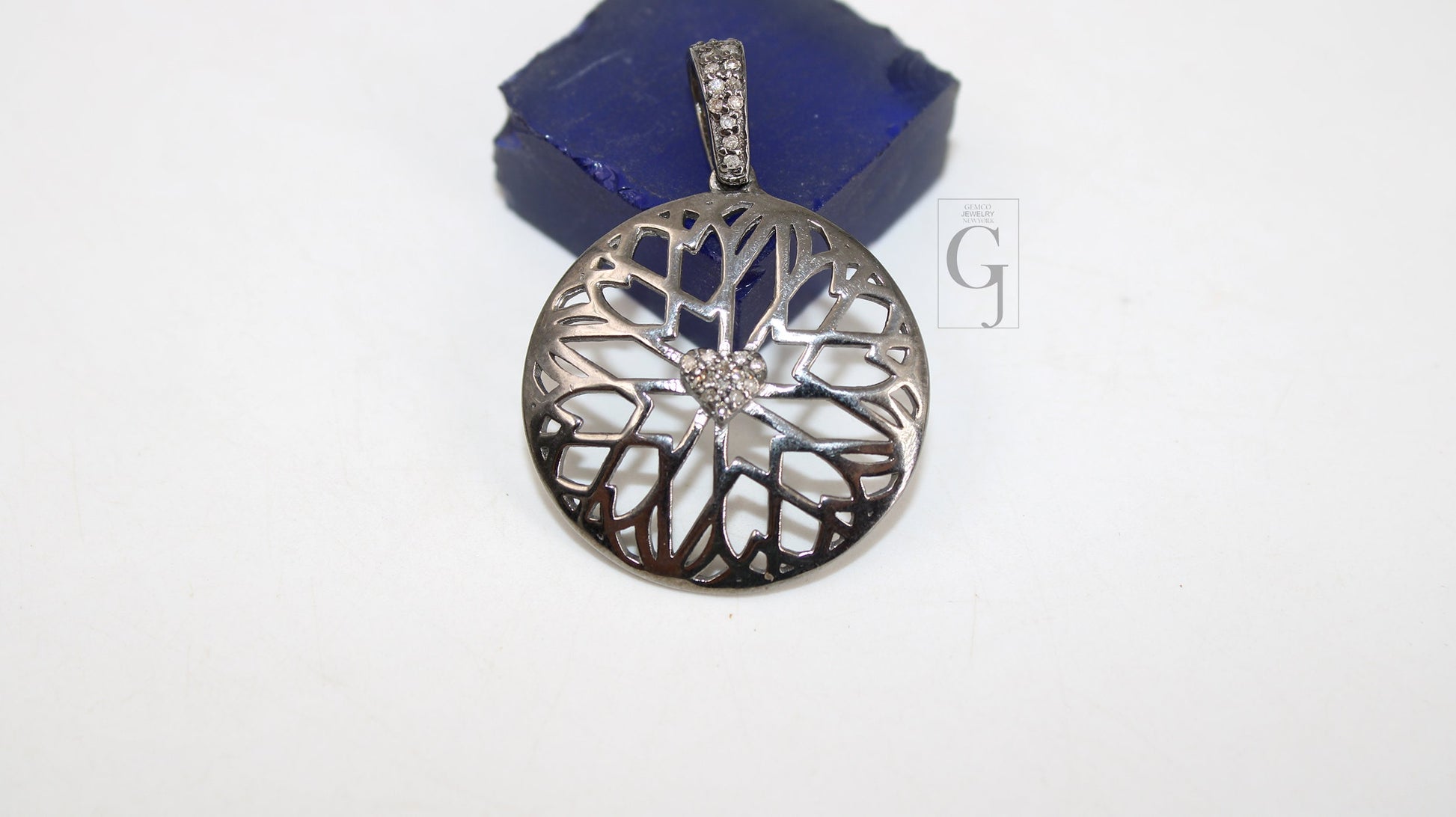 Very Beautiful designed centered heart pendant circle Pave diamond rosecut pendant 925 sterling silver finish handmade diamond pendant
